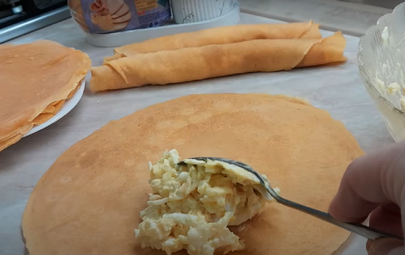 Томатні млинці з копченою моцарелою: простий рецепт смачного сніданку чи обіду